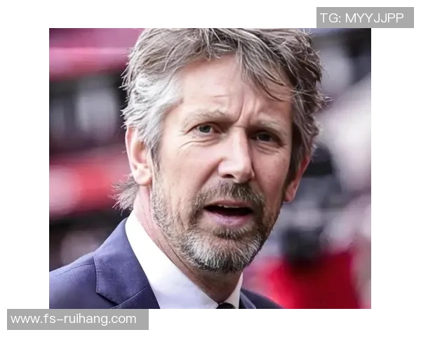 荷兰足球巨星盘点：那些在绿茵场上闪耀的传奇人物